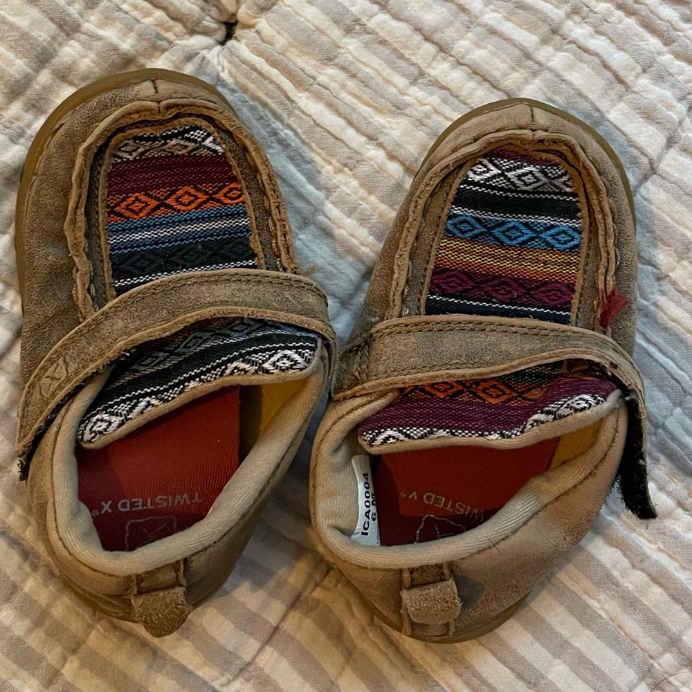 Twisted X toddler size 6 shoes